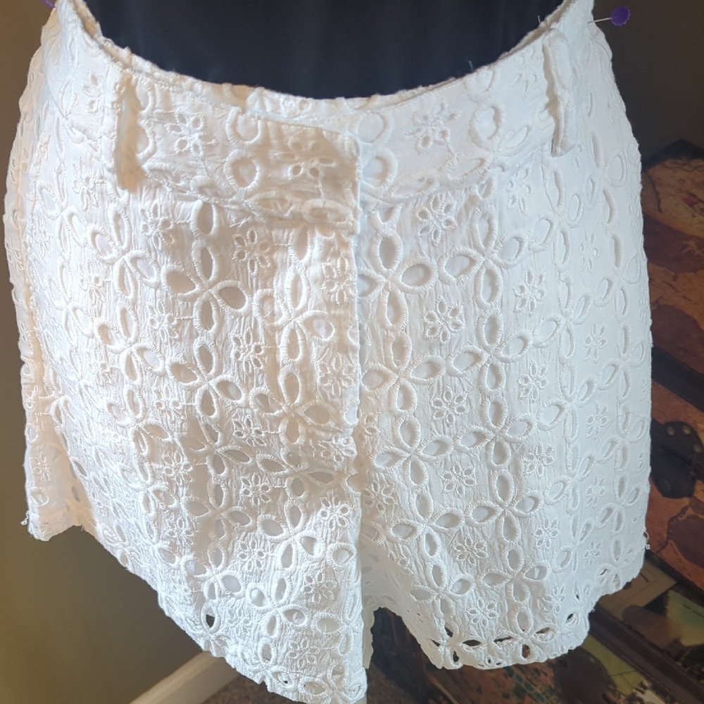 VENUS Elegant White Lace Skirt - Picture 3 of 9